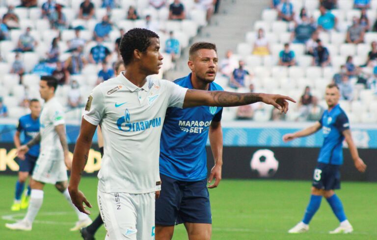 Игрок Зенита Вильмар Барриос (слева) и игрок Ротора Олег Алейник Игрок Зенита Вильмар Барриос (слева) и игрок Ротора Олег Алейник