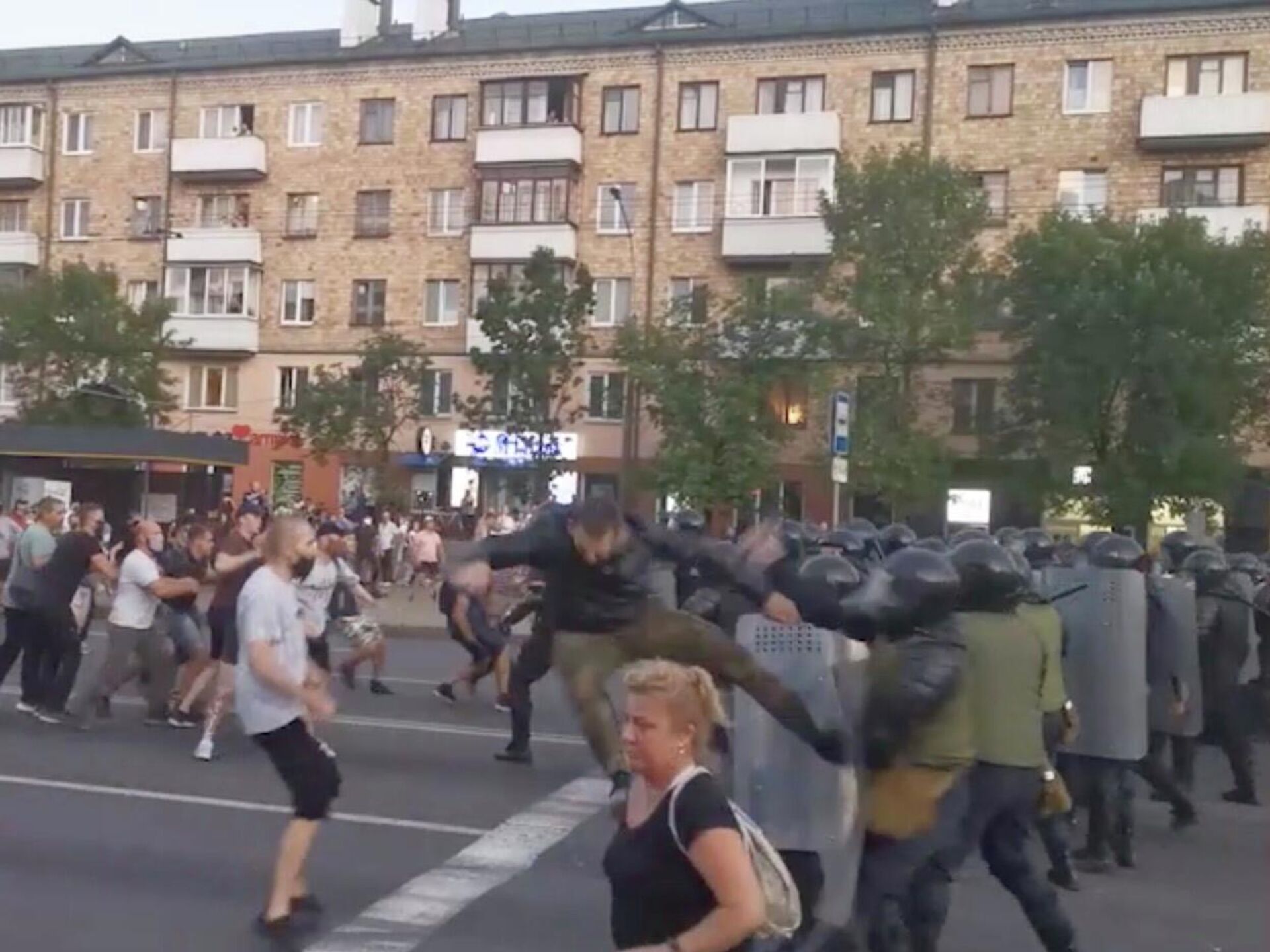 В Бресте милиция открывала по протестующим огонь на поражение - РИА  Новости, 12.08.2020