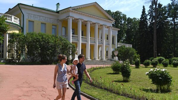 Посетители на территории музея-заповедника Горки Ленинские в Московской области