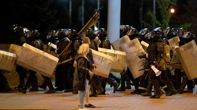 Сотрудники правоохранительных органов во время акции протеста в Минске