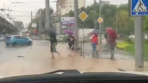 Кадр из видео, снятого водителем Lexus, окатившем людей водой