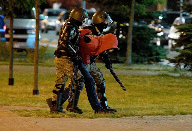 Сотрудники правоохранительных органов задерживают участника акции протеста в Минске Сотрудники правоохранительных органов задерживают участника акции протеста в Минске