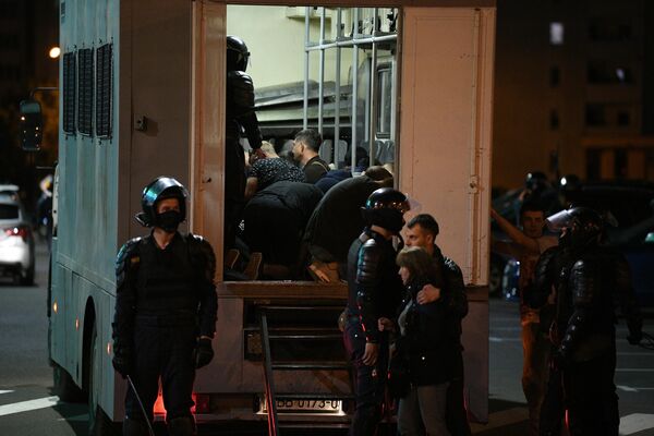 Сотрудники правоохранительных органов задерживают участников акции протеста в Минске