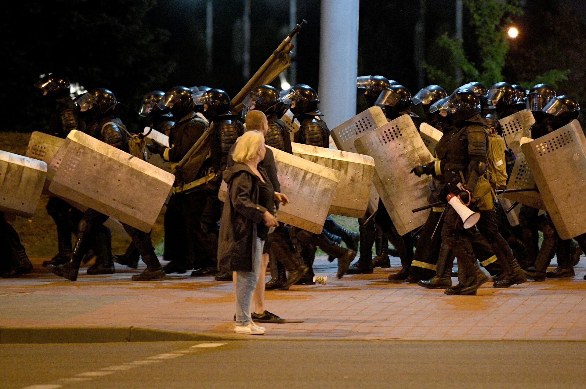 Сотрудники правоохранительных органов во время акции протеста в Минске - РИА Новости, 1920, 10.03.2021