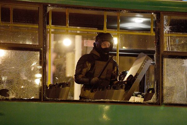 Сотрудник правоохранительных органов во время акции протеста в Минске