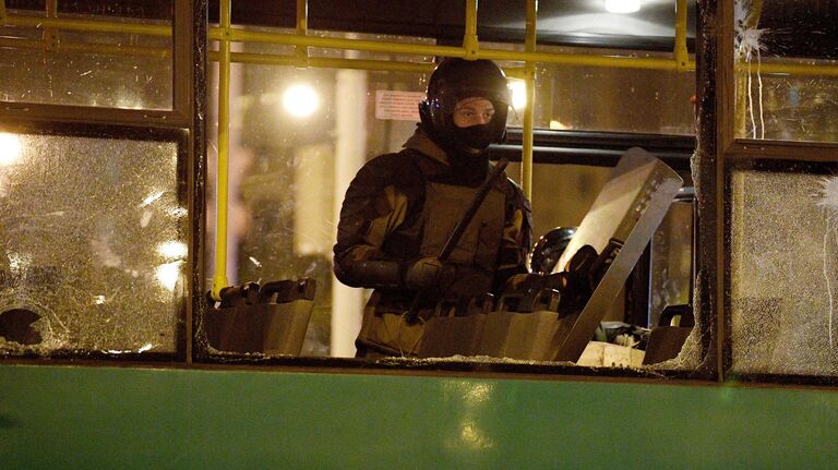 Сотрудник правоохранительных органов во время акции протеста в Минске