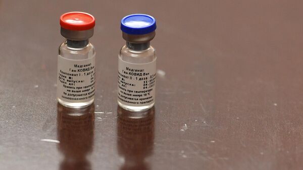 Новая вакцина во время брифинга, посвященного первой в мире зарегистрированной вакцине от COVID-1