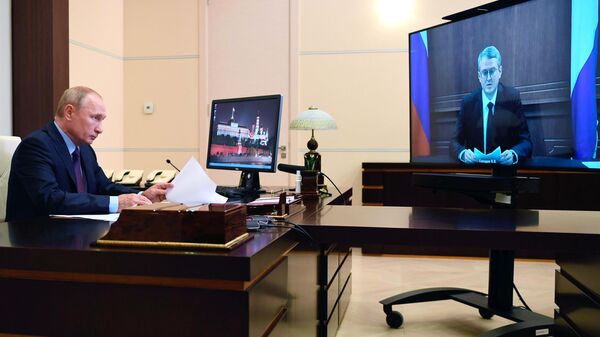 Владимир Путин во время встречи в режиме видеоконференции с временно исполняющим обязанности губернатора Камчатского края Владимиром Солодовым