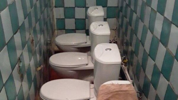 Фотография туалета в школе поселка Манзурка Иркутской области, распространяемая в соцсетях