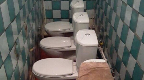 Фотография туалета в школе поселка Манзурка Иркутской области, распространяемая в соцсетях