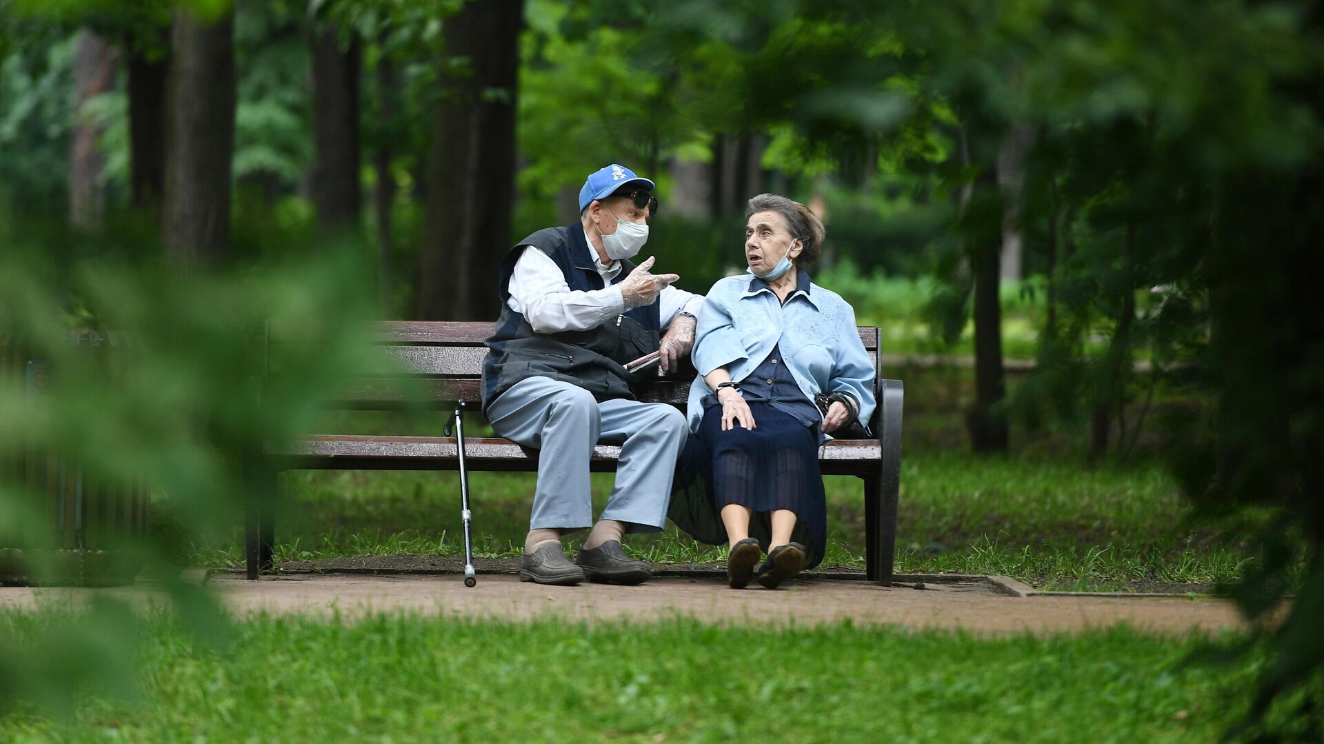 Отдыхающие пенсионеры в парке Сокольники в Москве - РИА Новости, 1920, 13.10.2020