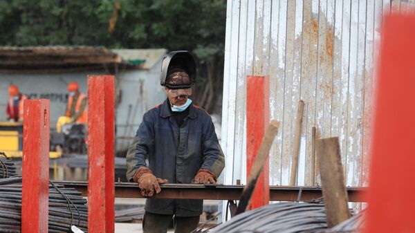 Сотрудник Мостотреста на строительстве участка Северо-Восточной хорды в Москве