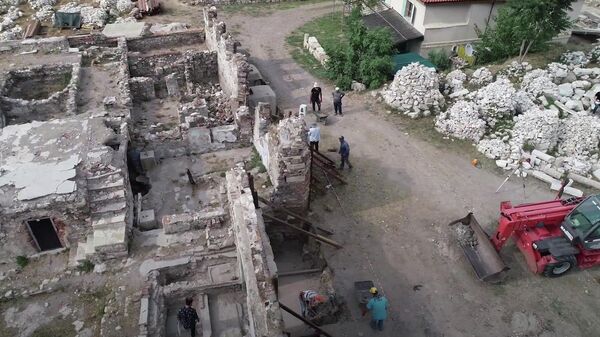 Археологические раскопки на месте древнего города Смирна в турецком Измире