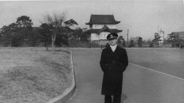 Фотография, выложенная пользователем Dauntless1 на сервисе Reddit, где его дед позирует на фоне Императорского дворца в Токио