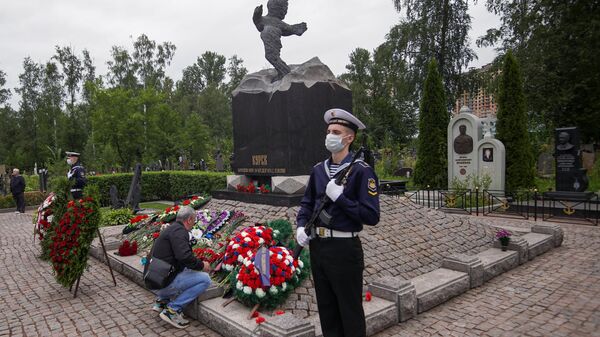 Памятные мероприятия, посвященные 20-й годовщине гибели атомной подводной лодки Курск, на Серафимовском кладбище в Санкт-Петербурге
