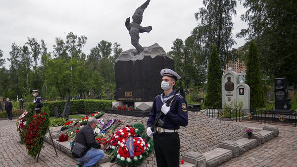 Памятные мероприятия, посвященные годовщине гибели атомной подводной лодки Курск, на Серафимовском кладбище в Санкт-Петербурге