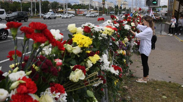 Цветы на месте гибели участника акции протеста в Минске. Митингующий погиб в ночь на 11 августа в результате столкновений на проспекте Притыцкого