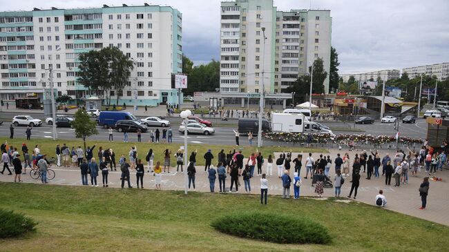 Жители Минска принесли цветы на место гибели участника акции протеста