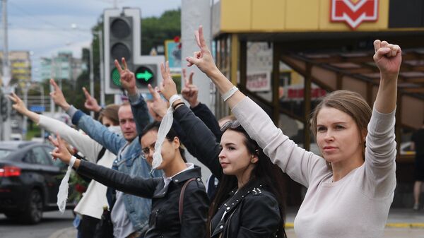 Участники мирной акции протеста в Минске против фальсификации результатов выборов