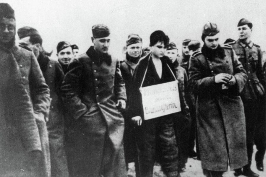 Зою Космодемьянскую ведут на казнь. 1941