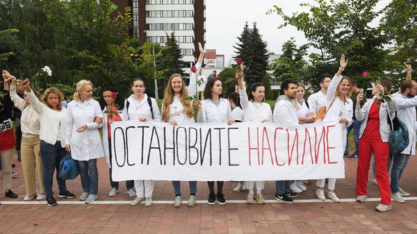 Белорусские медики проводят мирную акцию протеста в Минске с требованием остановить насилие.