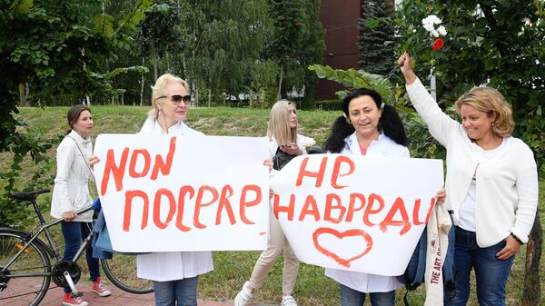 Белорусские медики проводят мирную акцию протеста в Минске с требованием остановить насилие