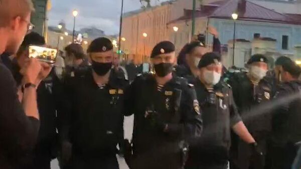 Полицейские оттеснили с тротуара участников акции у посольства Белоруссии в Москве