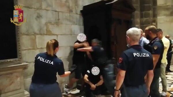 Вооруженный ножом мужчина захватил заложника в Миланском соборе. Кадры спецоперации