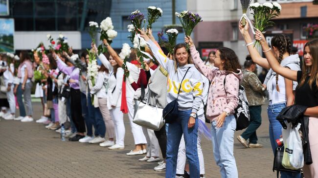 Участники мирной акции протеста возле Комаровского рынка в Минске