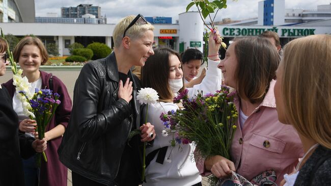 Представитель предвыборного штаба кандидата в президенты Белоруссии Виктора Бабарико Мария Колесникова на мирной акции протеста возле Комаровского рынка в Минске