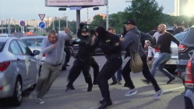 Свои против своих: в Минске не утихают протесты и столкновения с полицией