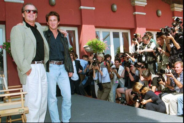 Актеры Джек Николсон и Шон Пенн на презентации фильма Постовой на перекрёстке на Венецианском кинофестивале, 1995 год 