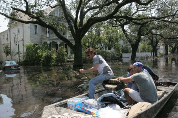 Актер Шон Пенн помогает пострадавшим от урагана Катрина в Новом Орлеане 