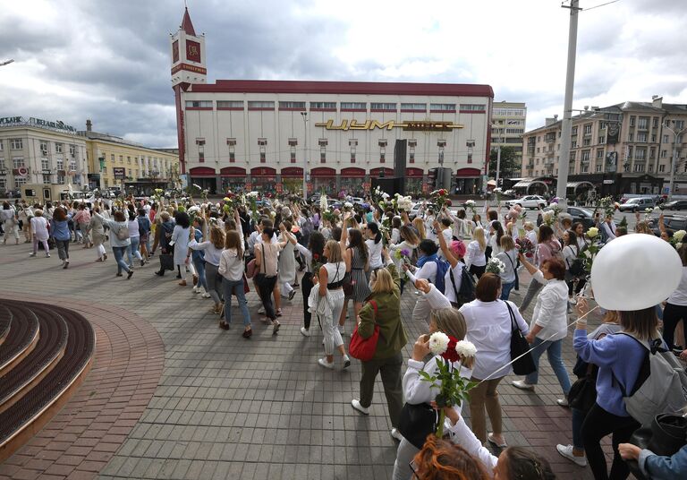 Участники мирной акции протеста возле Комаровского рынка в Минске Участники мирной акции протеста возле Комаровского рынка в Минске