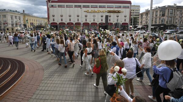 Участники мирной акции протеста возле Комаровского рынка в Минске