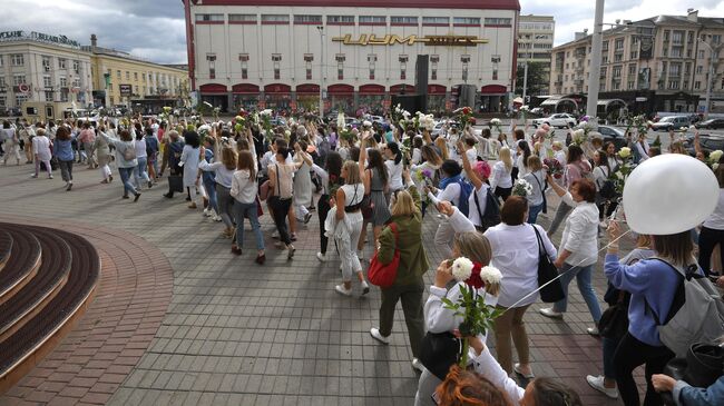 Участники мирной акции протеста возле Комаровского рынка в Минске