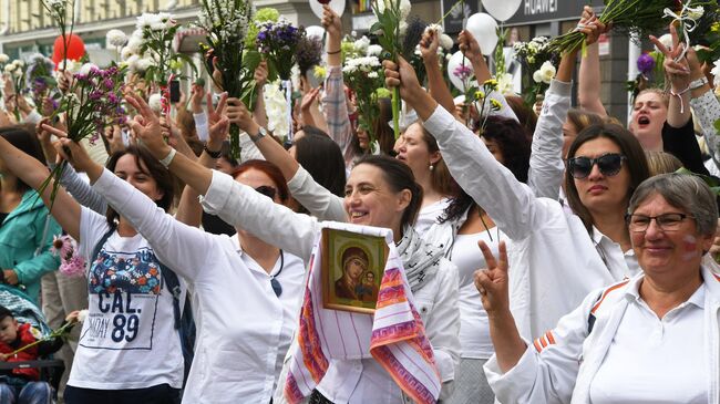 Участники мирной акции протеста возле Комаровского рынка в Минске