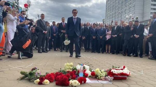 Европейские послы принесли цветы к месту гибели протестующего в Минске