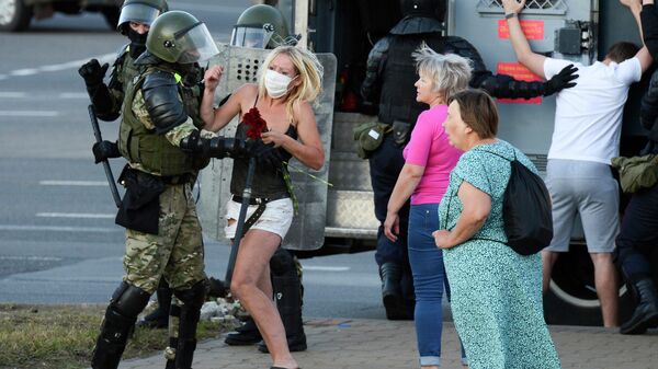 Сотрудники правоохранительных органов во время задержания участника акции протеста в Минске