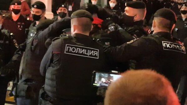 Полицейские задержали протестующего на акции у белорусского посольства в Москве