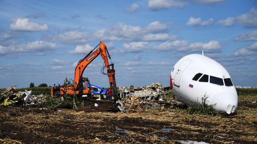 Работы по подготовке вывоза самолета Airbus A321 с места ЧП на кукурузном поле в районе деревни Рыбаки Раменского района.