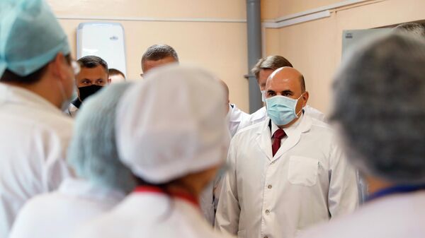 Председатель правительства РФ Михаил Мишустин во время осмотра больницы