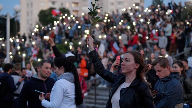 Участники акции протеста у станции метро Пушкинская в Минске