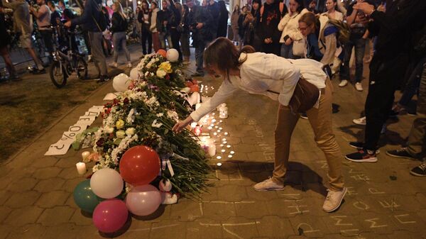 Минчане несут цветы к месту гибели участника акции протеста в Минске 10 августа