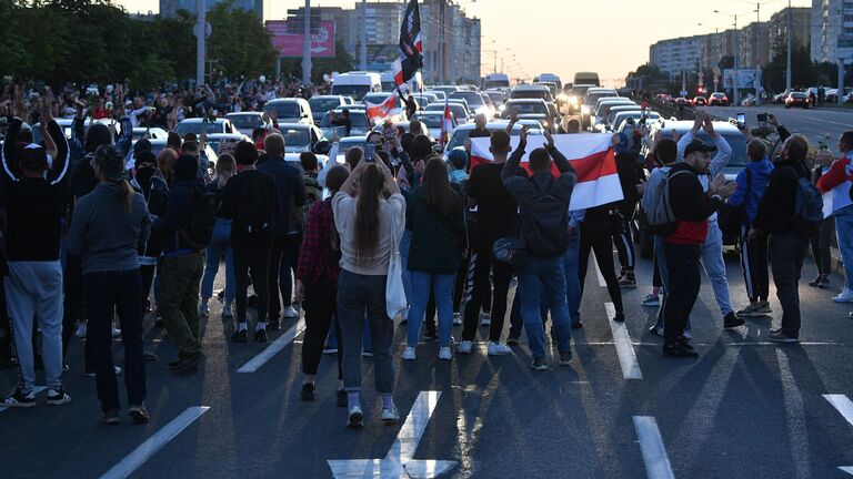 Участники акции протеста у станции метро Пушкинская в Минске