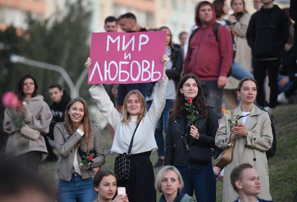 Участники акции протеста у станции метро Пушкинская в Минске