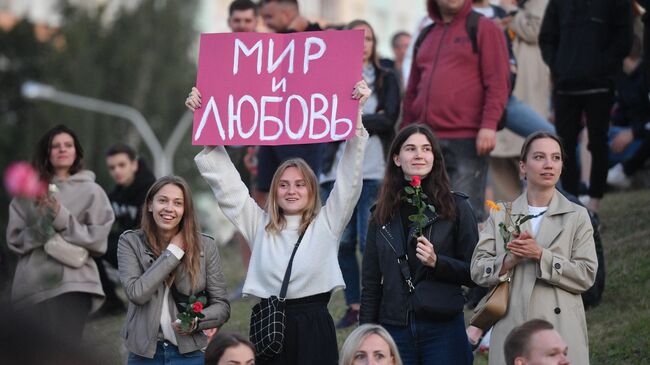 Участники акции протеста у станции метро Пушкинская в Минске