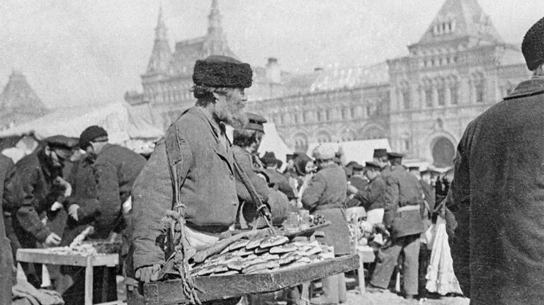 Разносчик, торгующий пирогами. Москва, 1900-е гг.