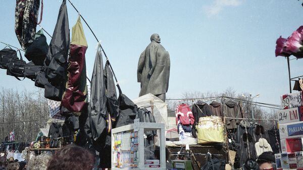 Продавцы вещевого рынка в Лужниках ведут торговлю возле памятника Ленину