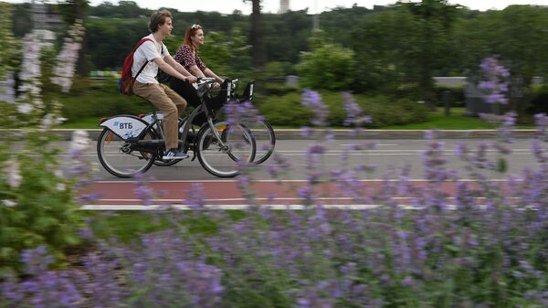 Молодые люди катаются на велосипедах на территории спортивного комплекса Лужники в Москве
